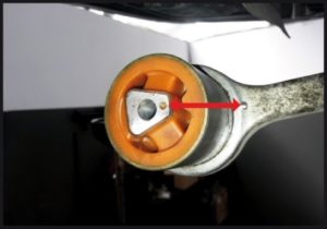 Смяна на тампона на предния горен носач в BMW E60 с помощта на специализиран екстрактор