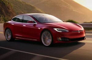 Tesla внедрява динамичните спирачни светлини на нови пазари, за да избегне сблъсъци отзад