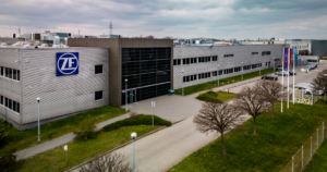 ZF съкращава персонал в отдела за EV задвижвания – електромобилността спъва ли?